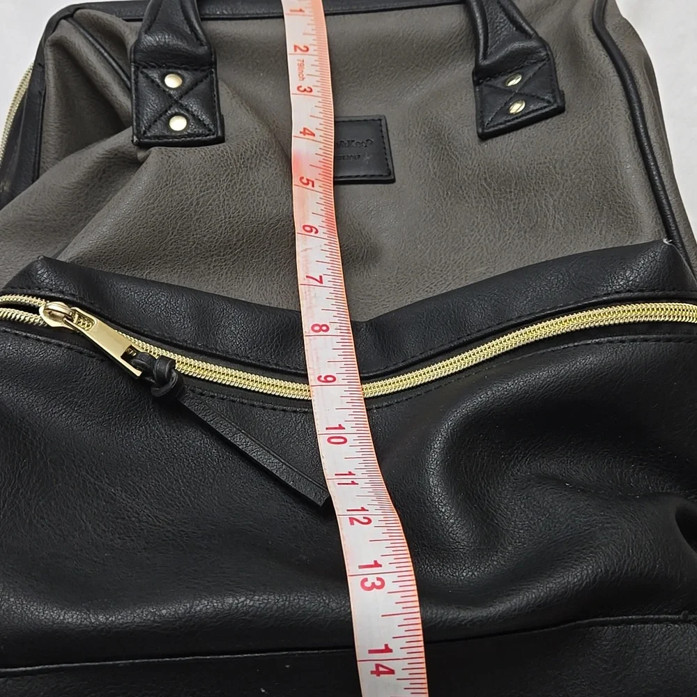 Kah‎ and Kee Backpack. Grey and black.